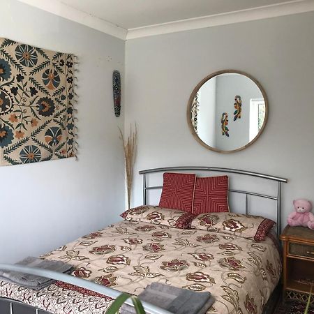 Cozy Double Bedroom In Stunning Bungalow On River Thames - Near Thorpe Park/Royal Holloway University/20Mins From Heathrow Staines-upon-Thames Esterno foto