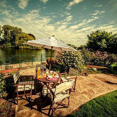 Cozy Double Bedroom In Stunning Bungalow On River Thames - Near Thorpe Park/Royal Holloway University/20Mins From Heathrow Staines-upon-Thames Esterno foto
