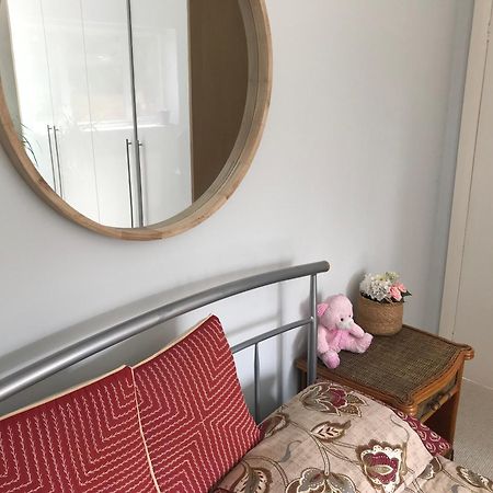 Cozy Double Bedroom In Stunning Bungalow On River Thames - Near Thorpe Park/Royal Holloway University/20Mins From Heathrow Staines-upon-Thames Esterno foto