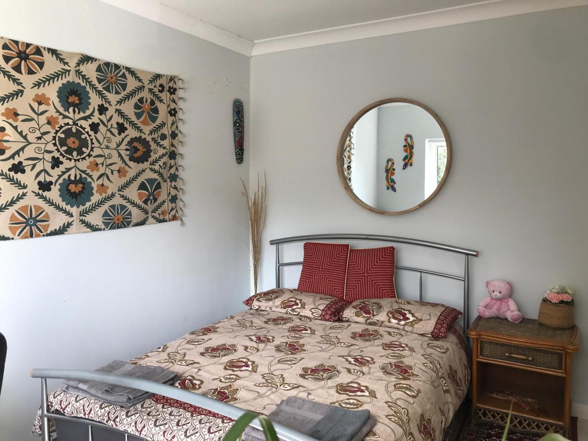 Cozy Double Bedroom In Stunning Bungalow On River Thames - Near Thorpe Park/Royal Holloway University/20Mins From Heathrow Staines-upon-Thames Esterno foto