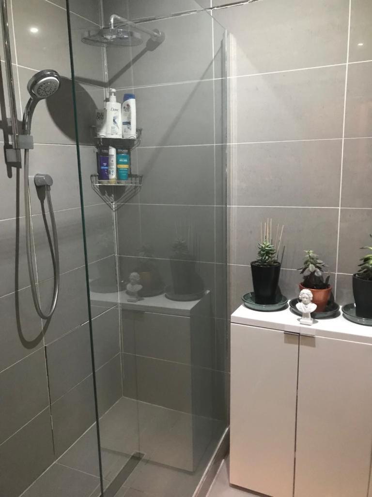 Cozy Double Bedroom In Stunning Bungalow On River Thames - Near Thorpe Park/Royal Holloway University/20Mins From Heathrow Staines-upon-Thames Esterno foto