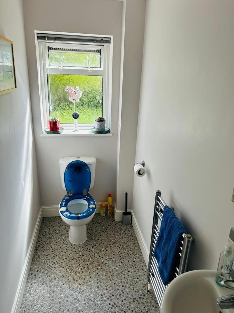 Cozy Double Bedroom In Stunning Bungalow On River Thames - Near Thorpe Park/Royal Holloway University/20Mins From Heathrow Staines-upon-Thames Esterno foto
