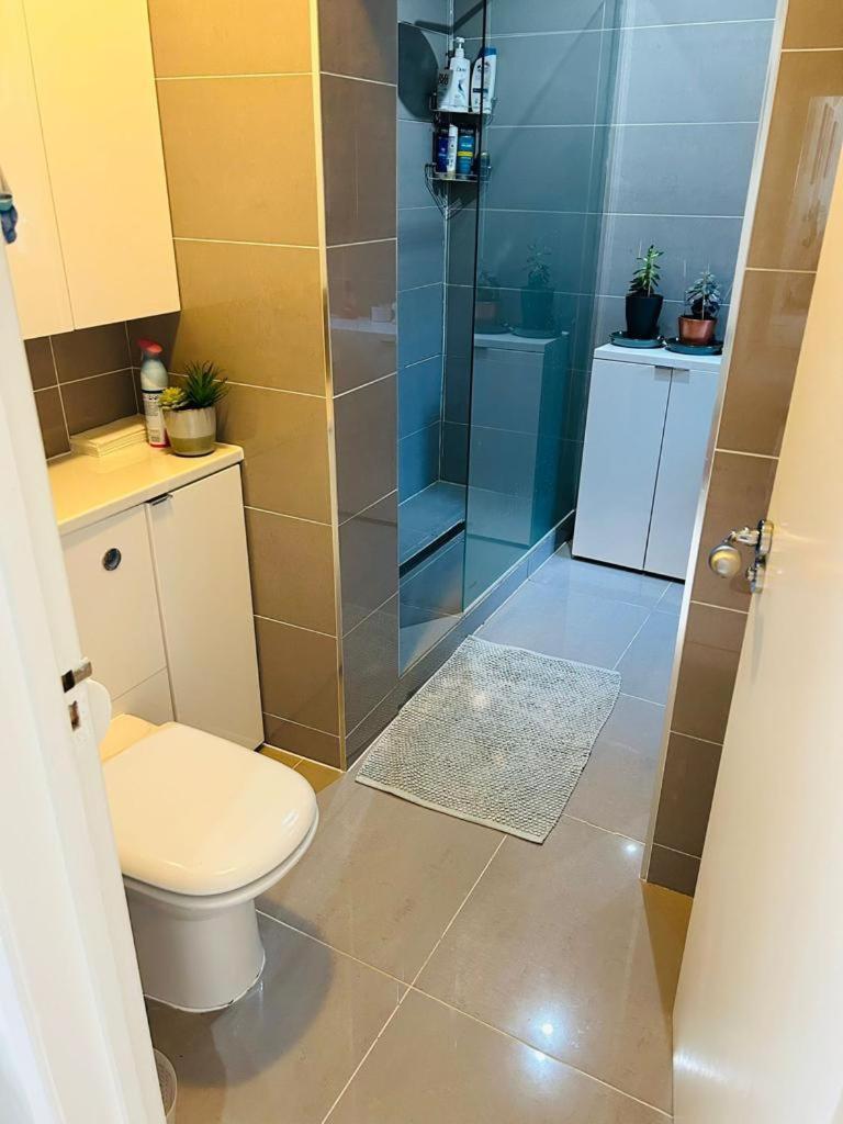 Cozy Double Bedroom In Stunning Bungalow On River Thames - Near Thorpe Park/Royal Holloway University/20Mins From Heathrow Staines-upon-Thames Esterno foto
