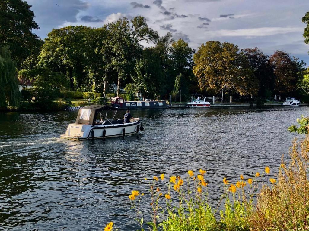 Cozy Double Bedroom In Stunning Bungalow On River Thames - Near Thorpe Park/Royal Holloway University/20Mins From Heathrow Staines-upon-Thames Esterno foto