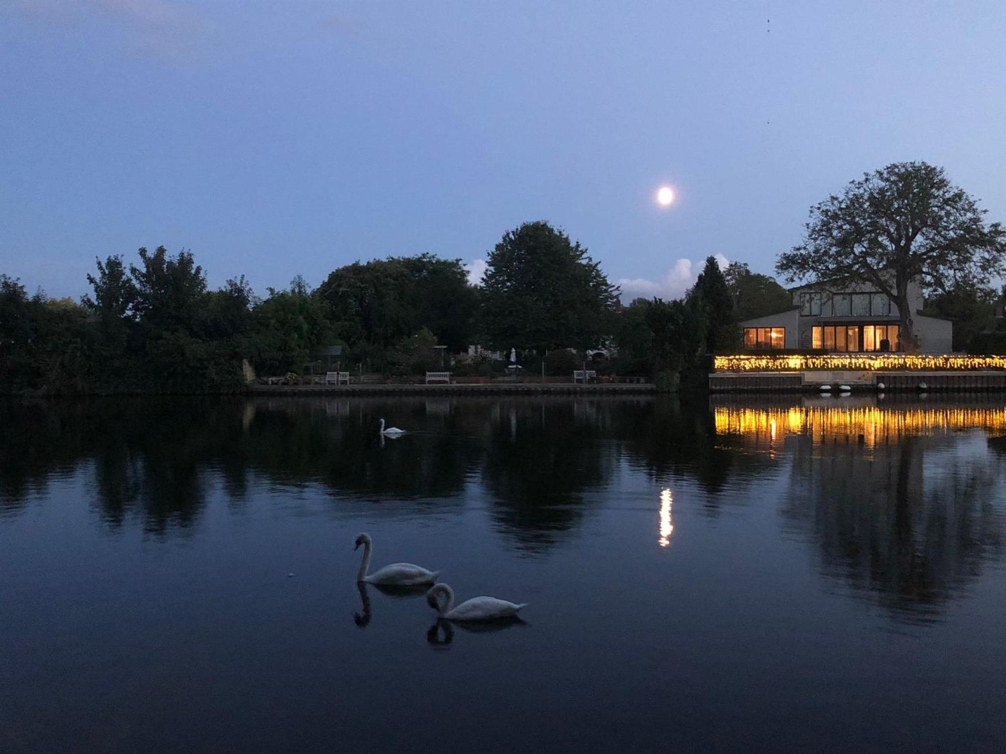 Cozy Double Bedroom In Stunning Bungalow On River Thames - Near Thorpe Park/Royal Holloway University/20Mins From Heathrow Staines-upon-Thames Esterno foto