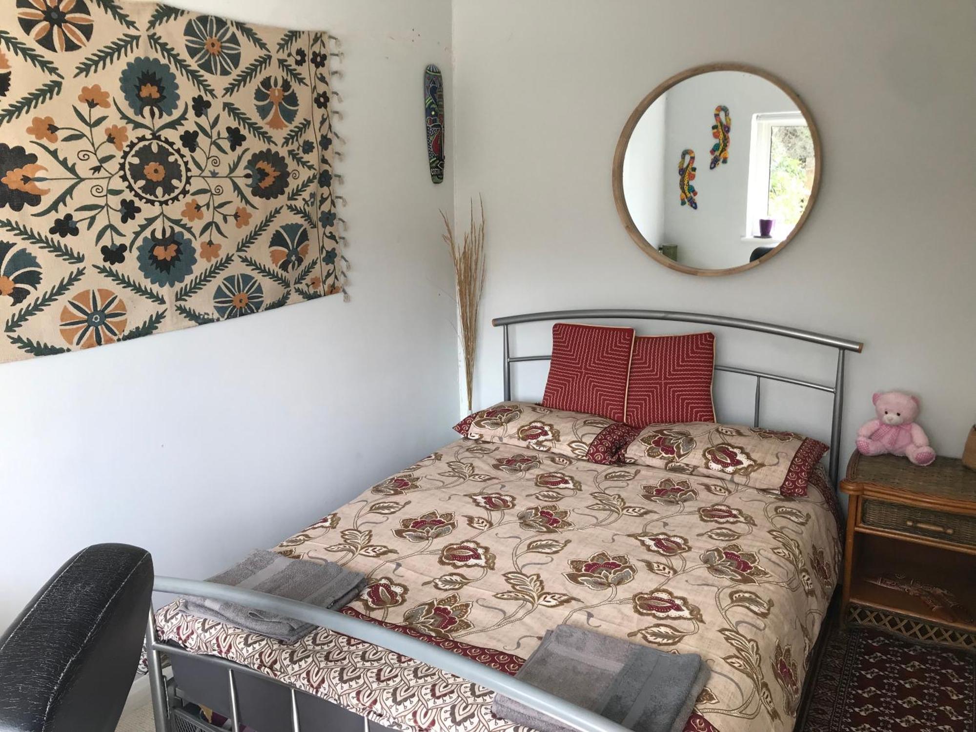 Cozy Double Bedroom In Stunning Bungalow On River Thames - Near Thorpe Park/Royal Holloway University/20Mins From Heathrow Staines-upon-Thames Esterno foto